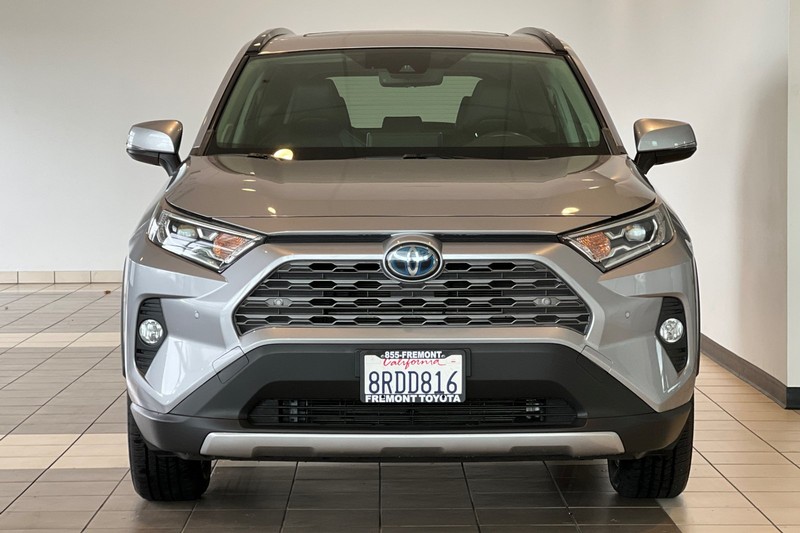 Toyota RAV4 Hybrid Vehicle Full-screen Gallery Image 09
