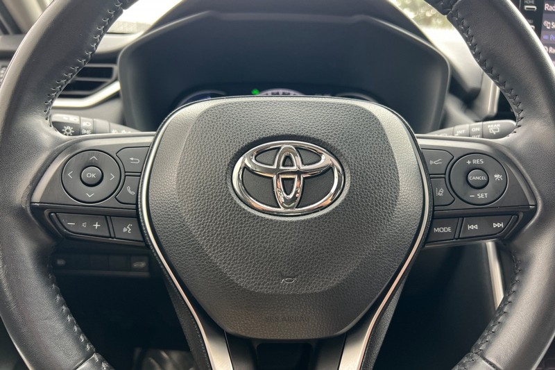 Toyota RAV4 Hybrid Vehicle Full-screen Gallery Image 24