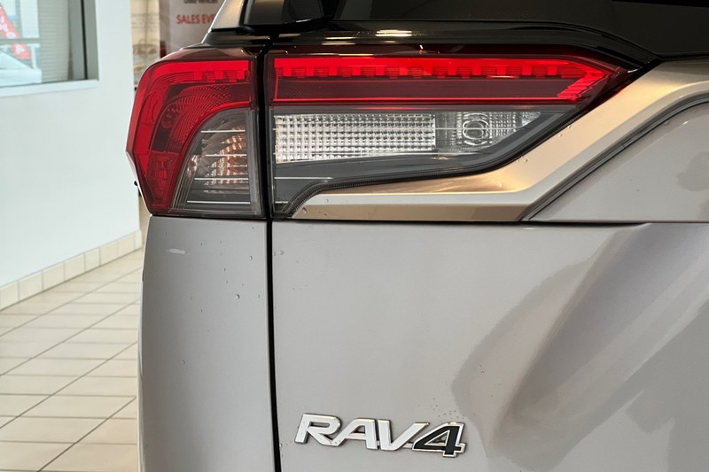 Toyota RAV4 Hybrid Vehicle Full-screen Gallery Image 28
