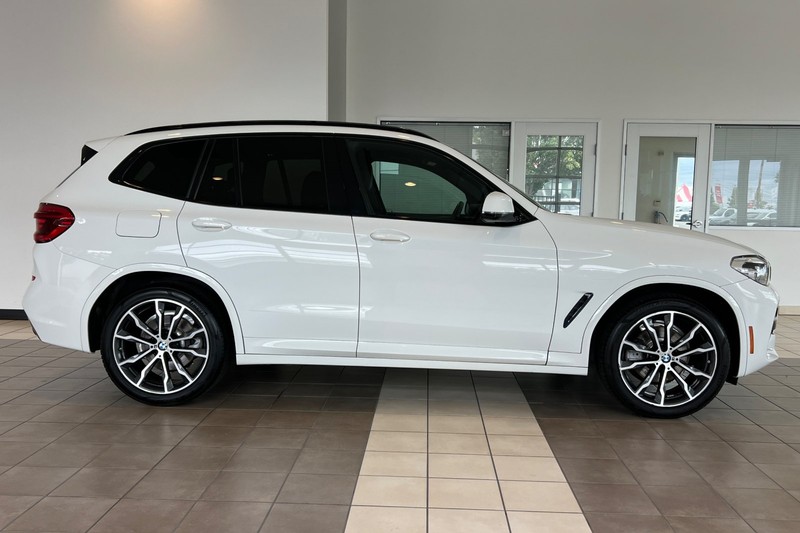 BMW X3 Vehicle Full-screen Gallery Image 03