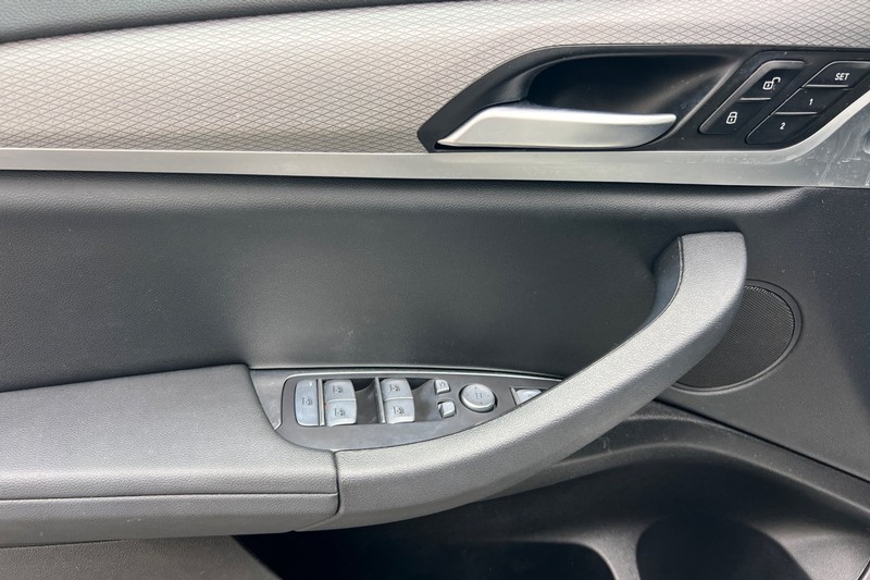 BMW X3 Vehicle Full-screen Gallery Image 11