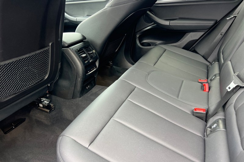 BMW X3 Vehicle Full-screen Gallery Image 12