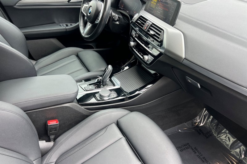 BMW X3 Vehicle Full-screen Gallery Image 16