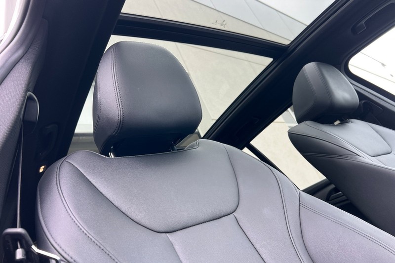 BMW X3 Vehicle Full-screen Gallery Image 17