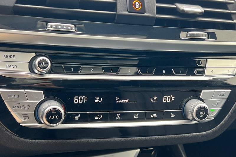 BMW X3 Vehicle Full-screen Gallery Image 21