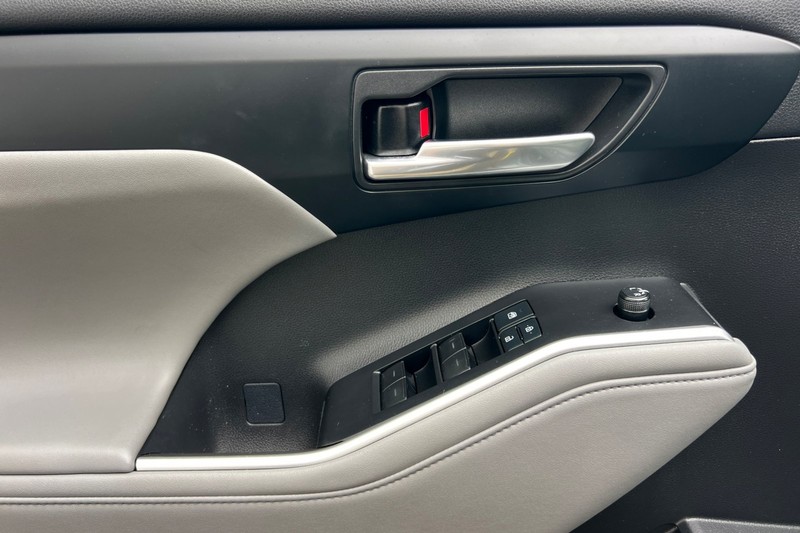 Toyota Highlander Hybrid Vehicle Full-screen Gallery Image 11
