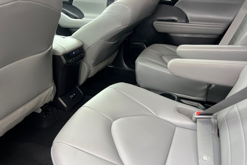 Toyota Highlander Hybrid Vehicle Full-screen Gallery Image 12