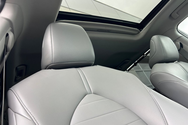 Toyota Highlander Hybrid Vehicle Full-screen Gallery Image 18