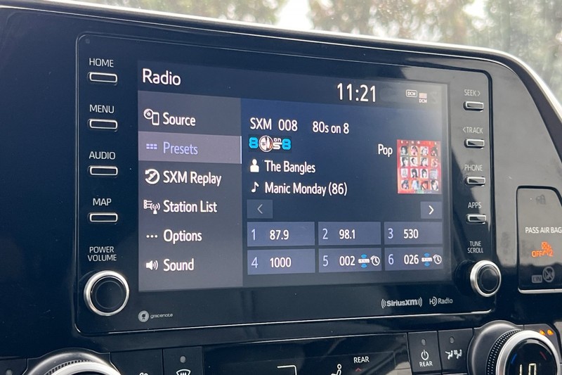 Toyota Highlander Hybrid Vehicle Full-screen Gallery Image 19