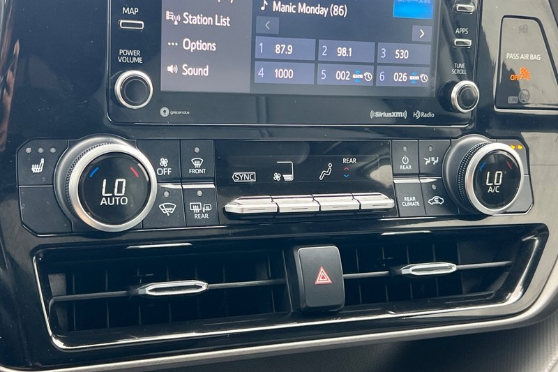 Toyota Highlander Hybrid Vehicle Full-screen Gallery Image 21