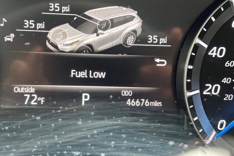 Toyota Highlander Hybrid Vehicle Full-screen Gallery Image 26