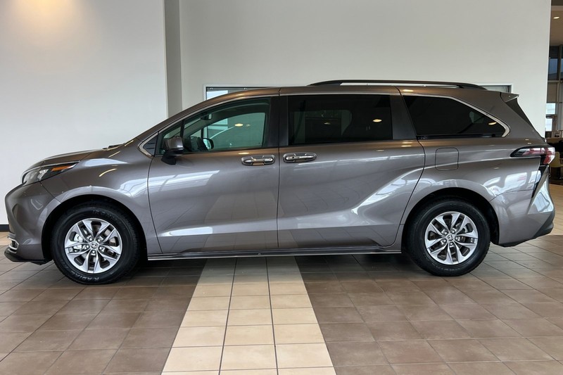 Toyota Sienna Vehicle Full-screen Gallery Image 07