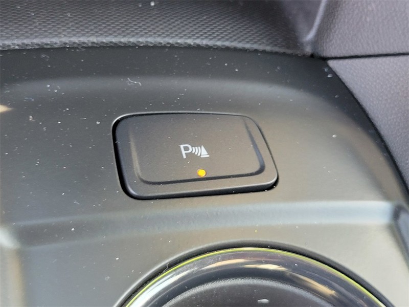 Chevrolet Equinox Vehicle Full-screen Gallery Image 23