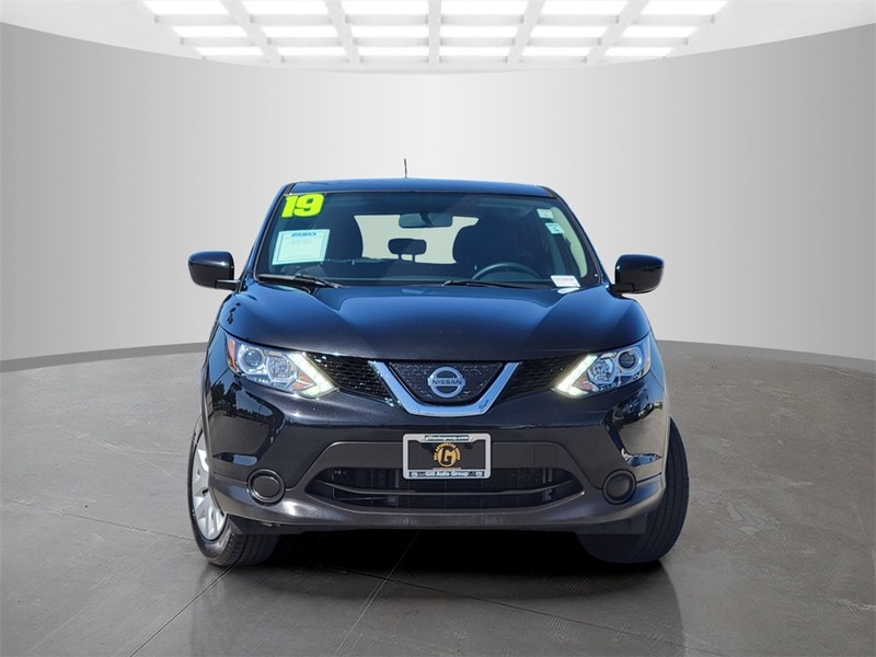 Nissan Rogue Sport Vehicle Full-screen Gallery Image 02