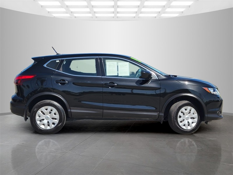 Nissan Rogue Sport Vehicle Full-screen Gallery Image 03