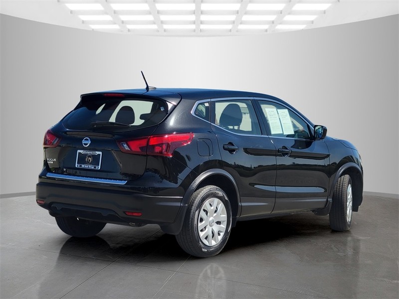 Nissan Rogue Sport Vehicle Full-screen Gallery Image 04