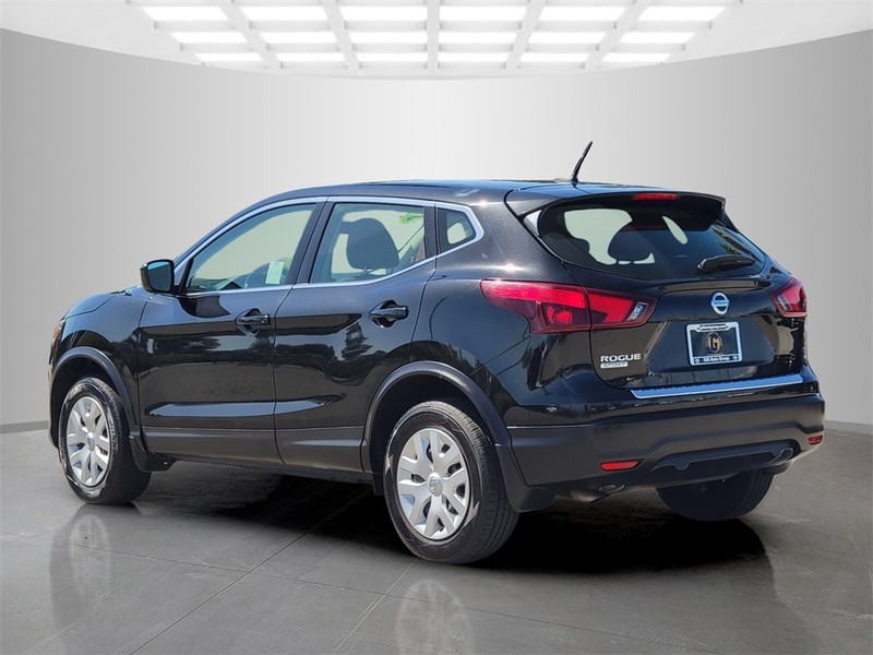 Nissan Rogue Sport Vehicle Full-screen Gallery Image 06