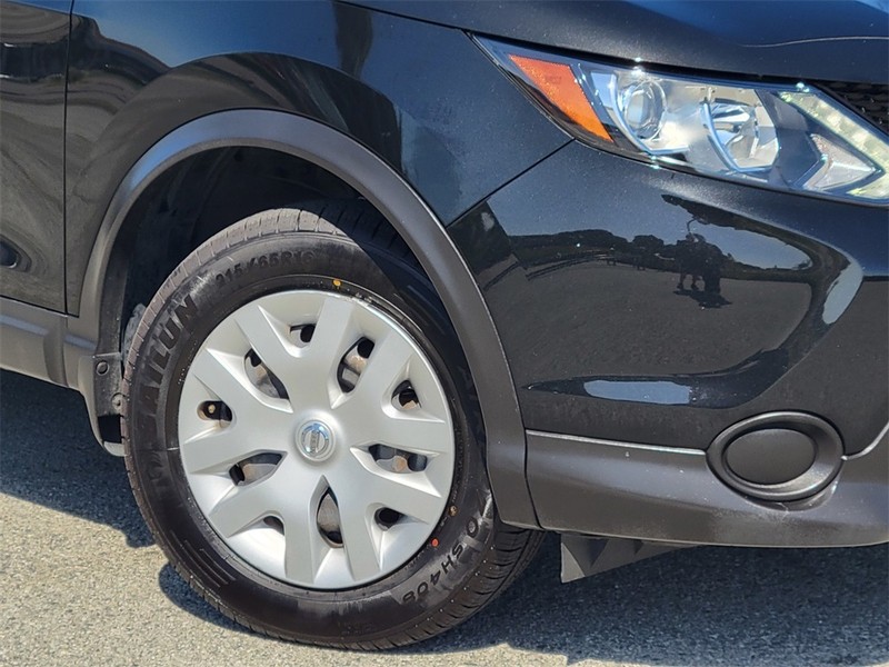 Nissan Rogue Sport Vehicle Full-screen Gallery Image 09