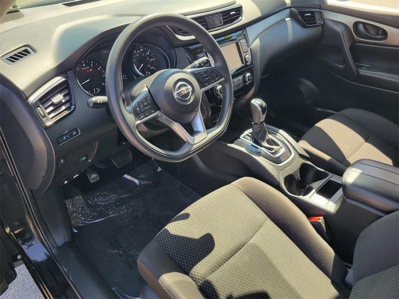 Nissan Rogue Sport Vehicle Full-screen Gallery Image 11