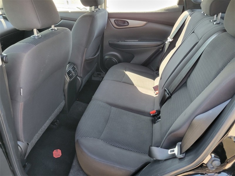 Nissan Rogue Sport Vehicle Full-screen Gallery Image 12