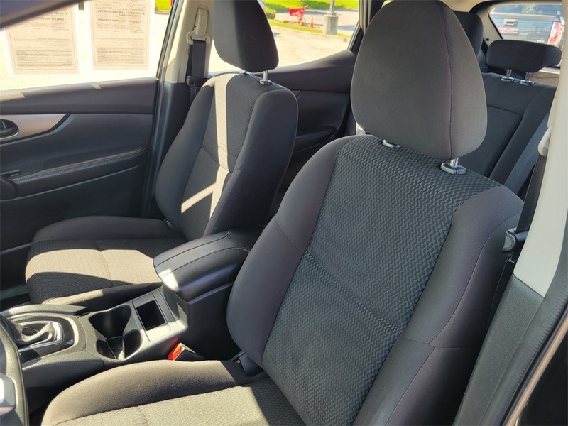 Nissan Rogue Sport Vehicle Full-screen Gallery Image 15