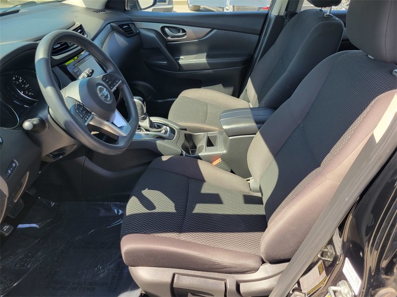 Nissan Rogue Sport Vehicle Full-screen Gallery Image 16