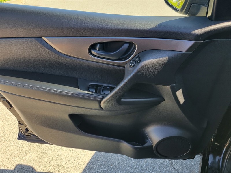 Nissan Rogue Sport Vehicle Full-screen Gallery Image 18