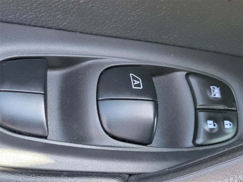 Nissan Rogue Sport Vehicle Full-screen Gallery Image 19