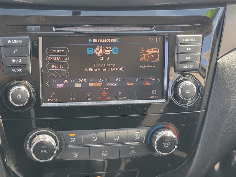 Nissan Rogue Sport Vehicle Full-screen Gallery Image 21