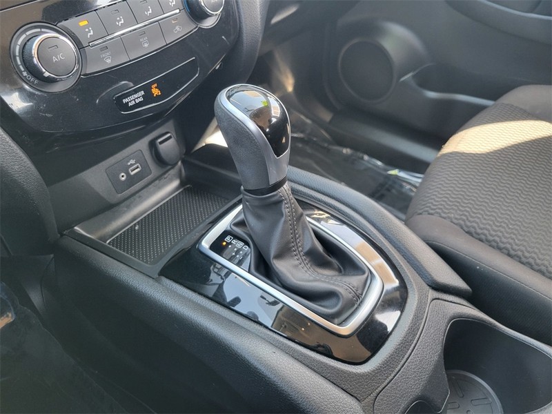 Nissan Rogue Sport Vehicle Full-screen Gallery Image 22