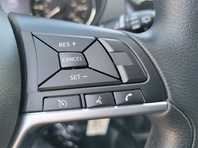 Nissan Rogue Sport Vehicle Full-screen Gallery Image 24