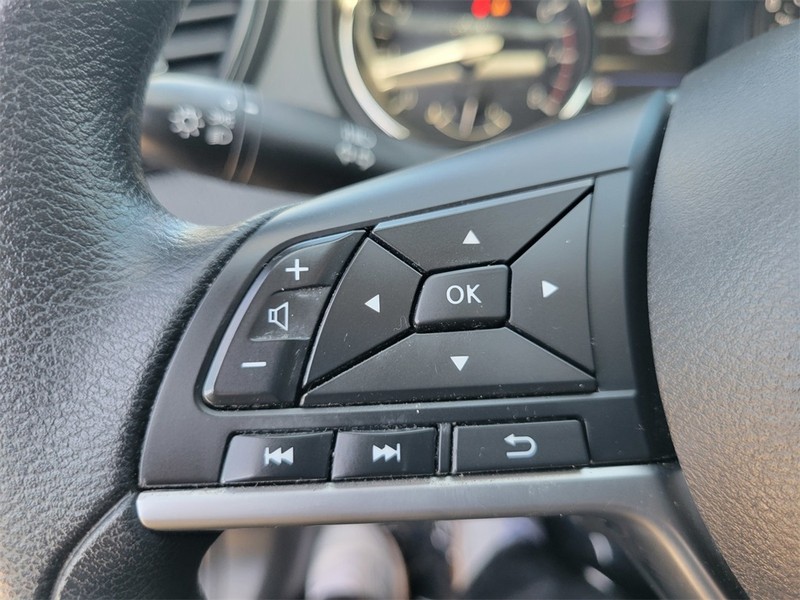 Nissan Rogue Sport Vehicle Full-screen Gallery Image 25