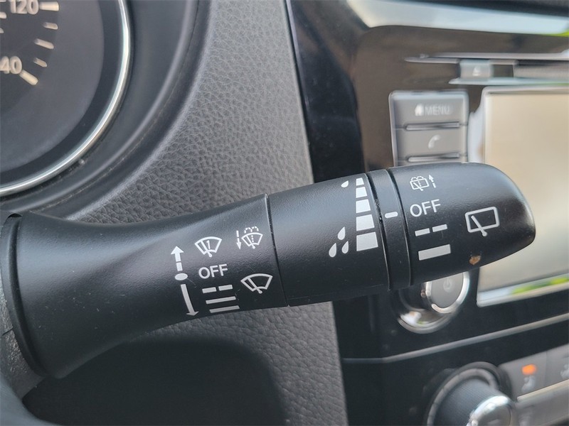 Nissan Rogue Sport Vehicle Full-screen Gallery Image 27