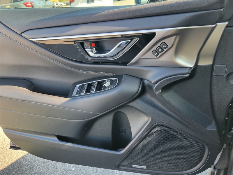 Subaru Outback Vehicle Full-screen Gallery Image 26