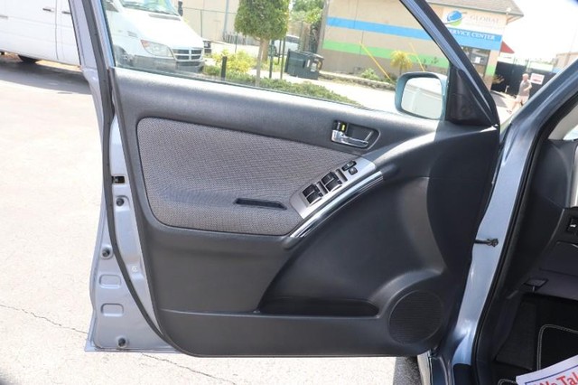 Toyota Matrix Vehicle Full-screen Gallery Image 11