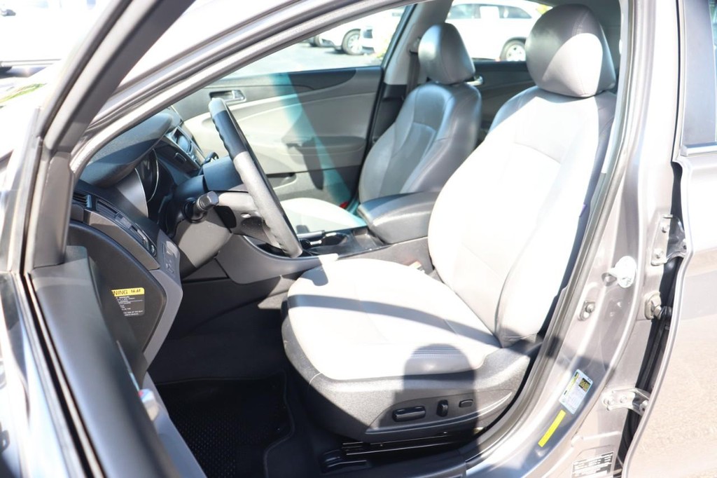 Hyundai Sonata Vehicle Full-screen Gallery Image 13