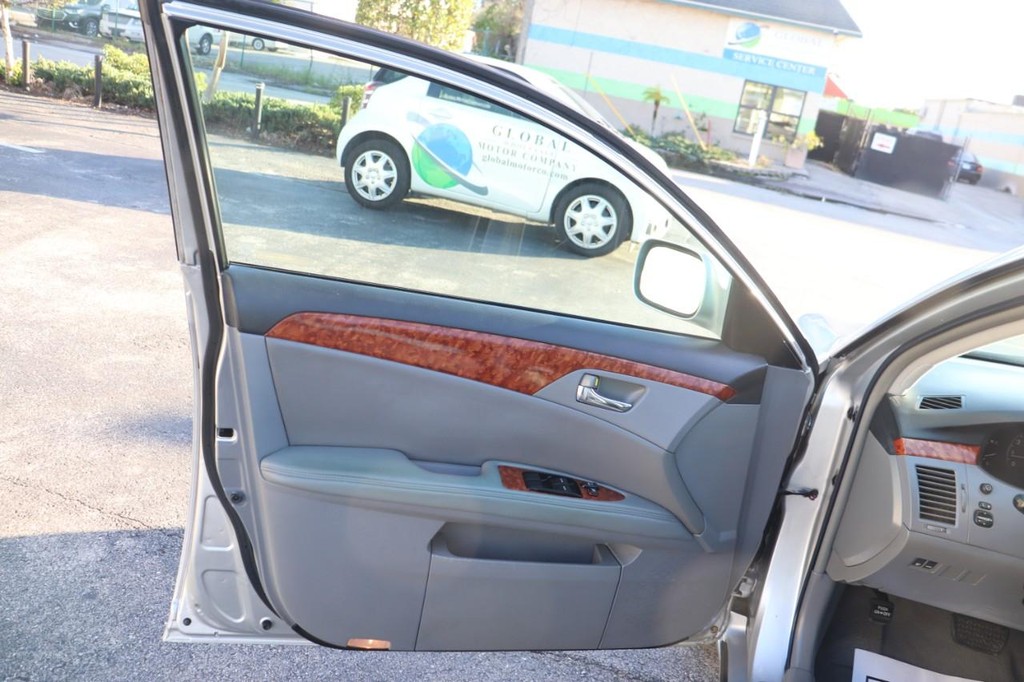 Toyota Avalon Vehicle Full-screen Gallery Image 11