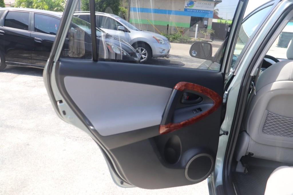 Toyota RAV4 Vehicle Full-screen Gallery Image 12