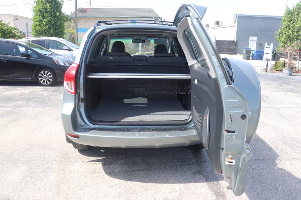 Toyota RAV4 Vehicle Full-screen Gallery Image 16