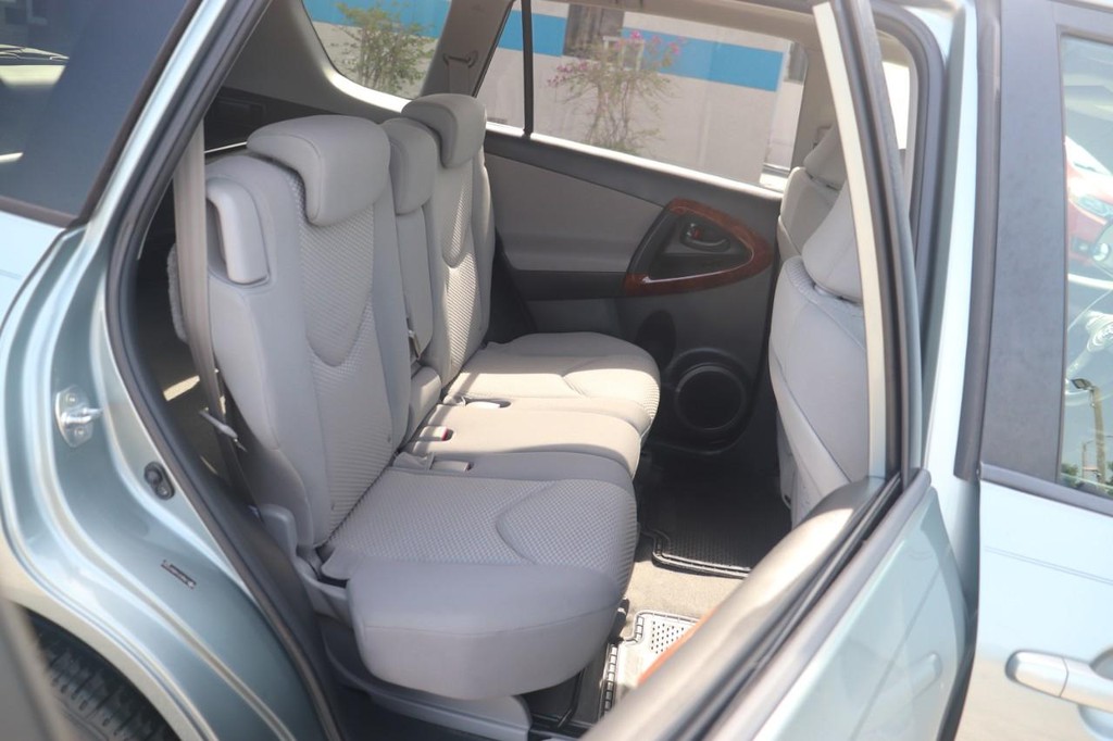 Toyota RAV4 Vehicle Full-screen Gallery Image 19