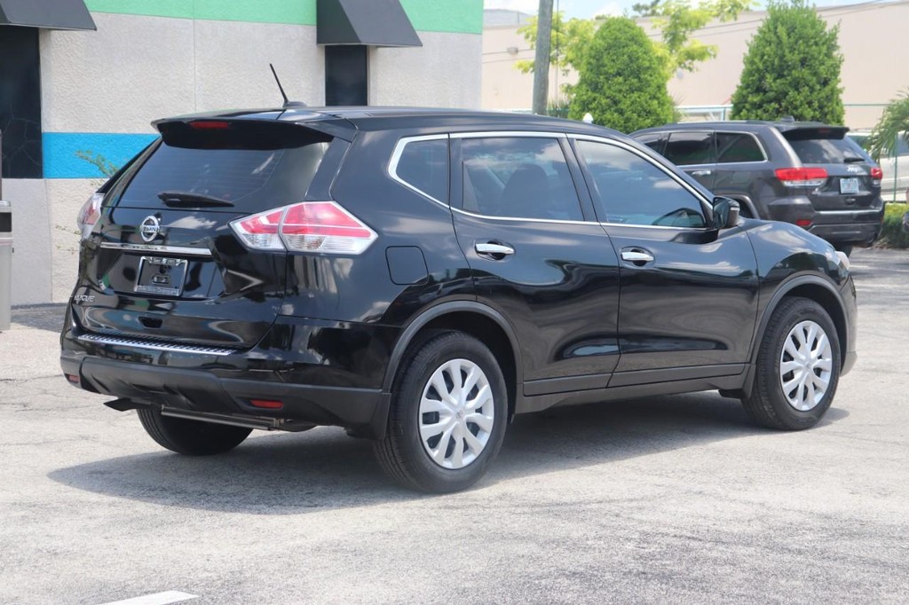 Nissan Rogue Vehicle Full-screen Gallery Image 08