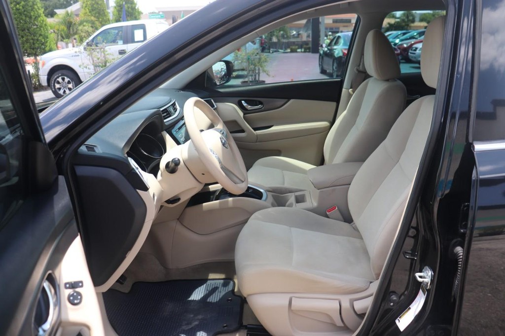 Nissan Rogue Vehicle Full-screen Gallery Image 12
