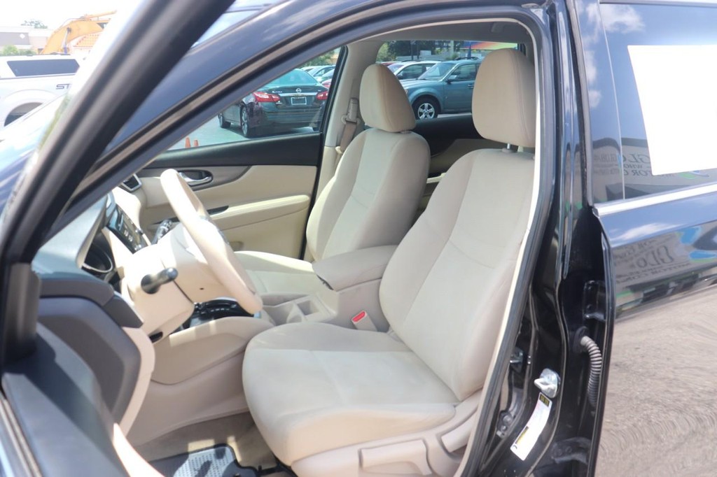 Nissan Rogue Vehicle Full-screen Gallery Image 13