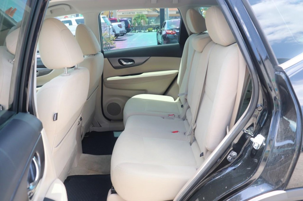 Nissan Rogue Vehicle Full-screen Gallery Image 15