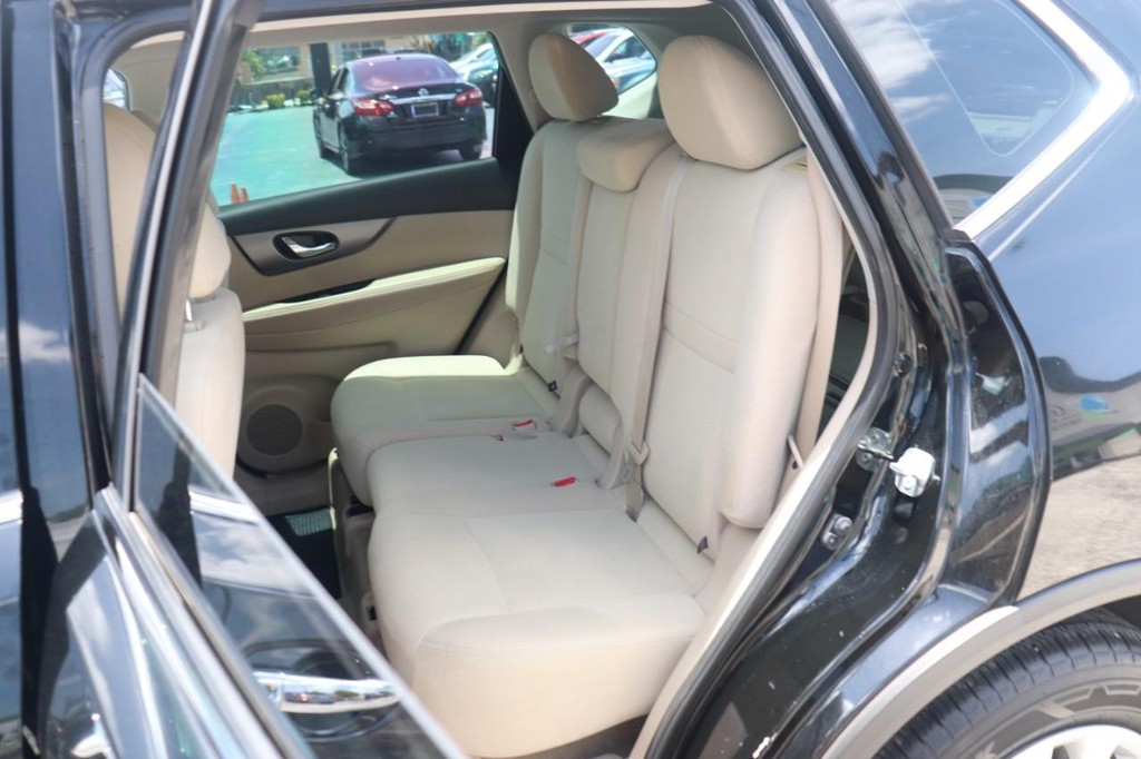 Nissan Rogue Vehicle Full-screen Gallery Image 16