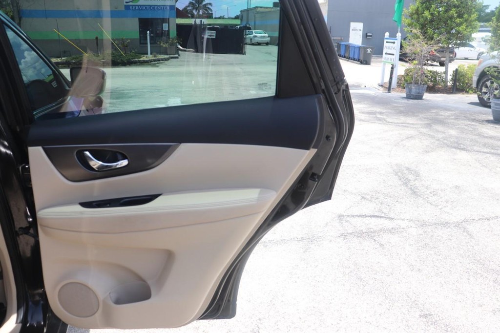 Nissan Rogue Vehicle Full-screen Gallery Image 18
