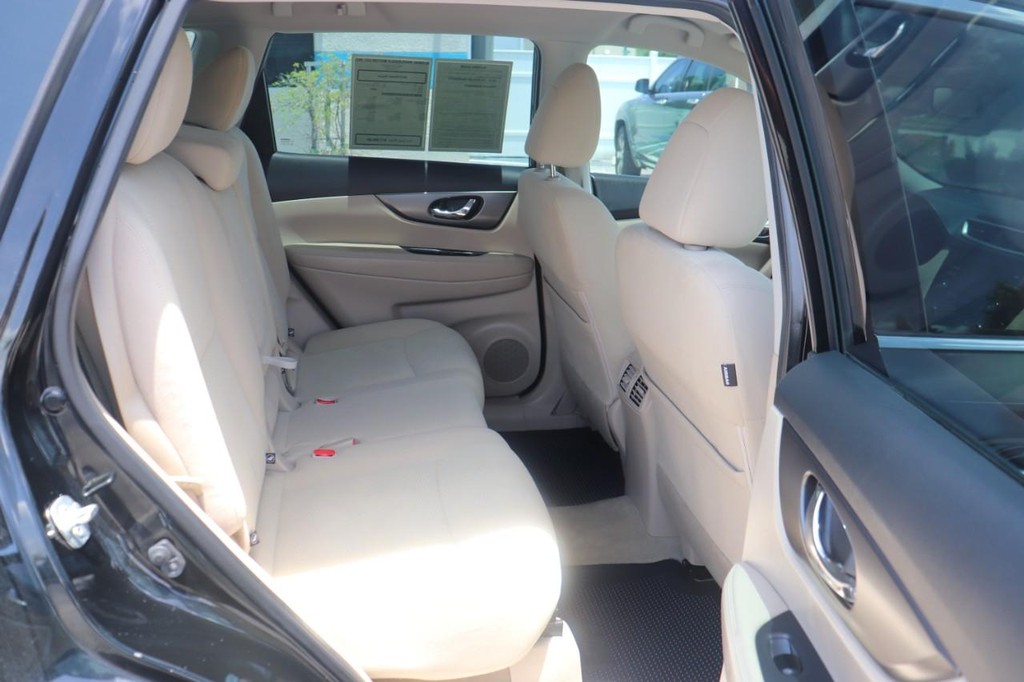 Nissan Rogue Vehicle Full-screen Gallery Image 19