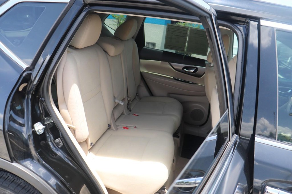 Nissan Rogue Vehicle Full-screen Gallery Image 20