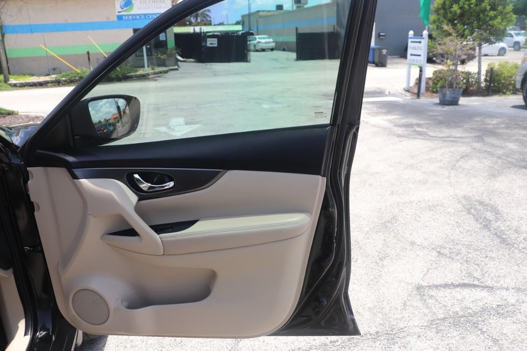 Nissan Rogue Vehicle Full-screen Gallery Image 21