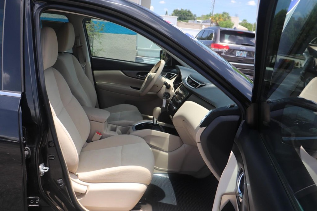 Nissan Rogue Vehicle Full-screen Gallery Image 22